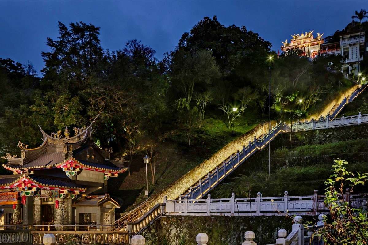 比日本神社更美！「百年日式千階步道」換新裝，竹柏隧道＋石燈籠暖光美翻