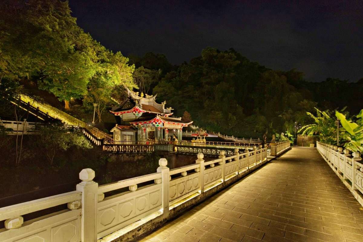 比日本神社更美！「百年日式千階步道」換新裝，竹柏隧道＋石燈籠暖光美翻