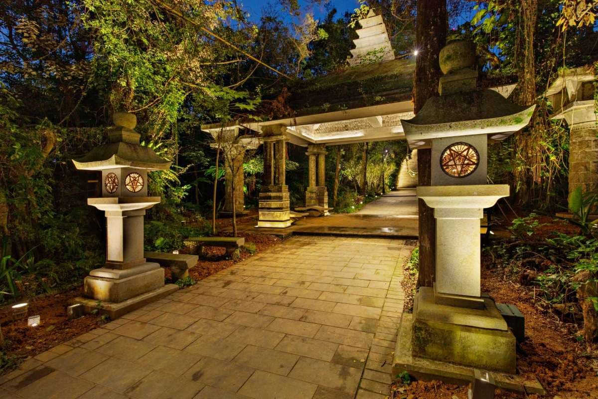 比日本神社更美！「百年日式千階步道」換新裝，竹柏隧道＋石燈籠暖光美翻