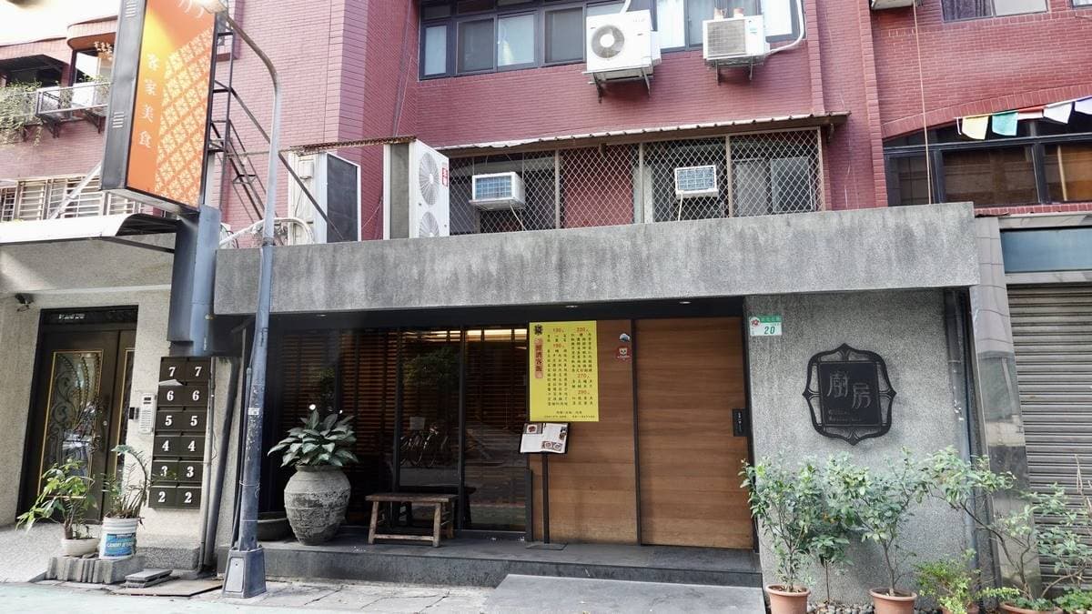 店面位在台北市敦化北路巷內，鄰近文華東方酒店、捷運南京復興站、台北小巨蛋。（圖片來源：貓大爺部落格）