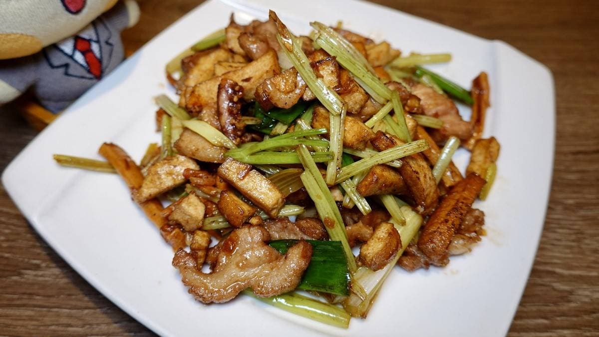 「客家小炒」用料實在，炒得入味下飯。（圖片來源：貓大爺部落格）
