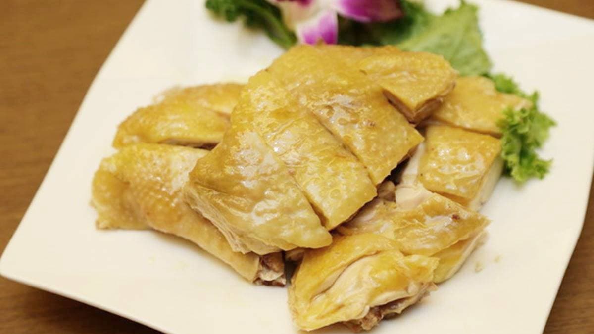 「白斬太監雞」外皮金黃油亮，雞肉肥厚有彈性。（圖片來源：貓大爺部落格）