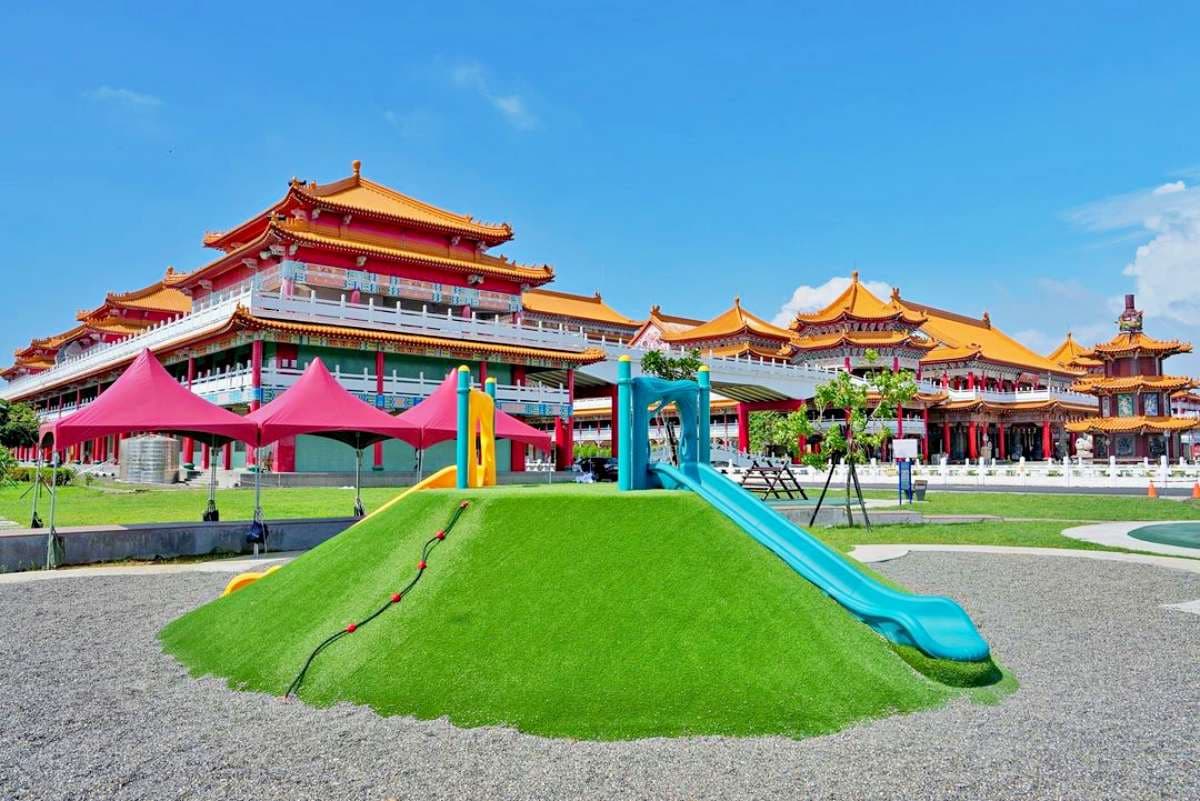 媽祖廟內「千坪親水公園」開放了！太極噴水池超消暑，溜滑梯、攀岩繩免費玩