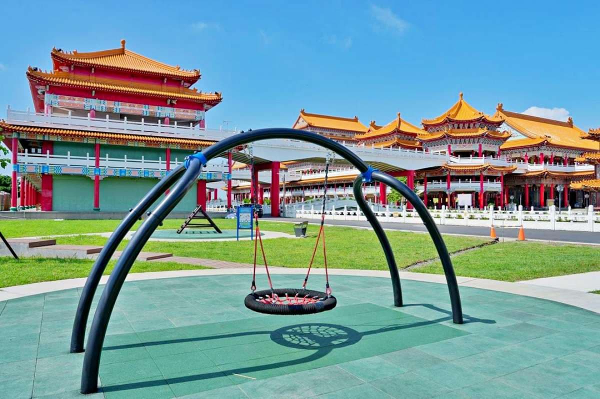 媽祖廟內「千坪親水公園」開放了！太極噴水池超消暑，溜滑梯、攀岩繩免費玩