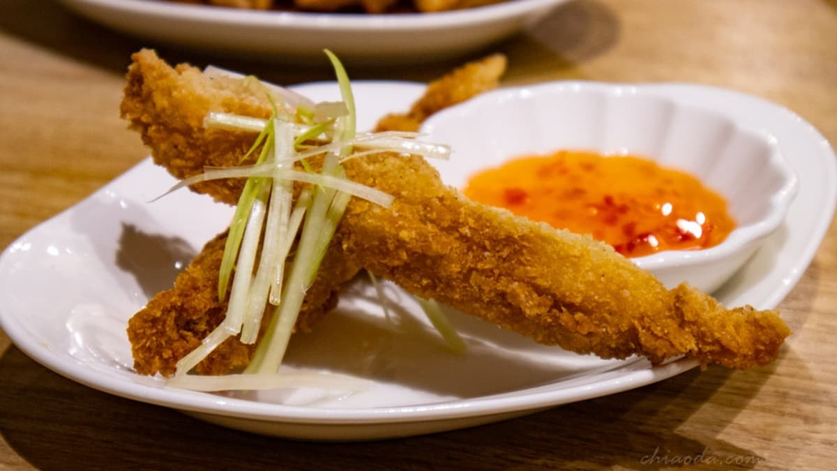 「泰式炸大蝦」蔬食炸蝦裹上酥脆麵衣，再淋上酸甜的泰式醬汁。（圖片來源：貪吃巧達）