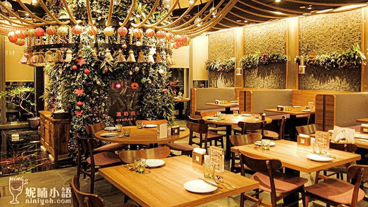 店內座位從２、４、６至10人大桌都有，有著南洋叢林風的用餐氛圍。（圖片來源：妮喃小語）