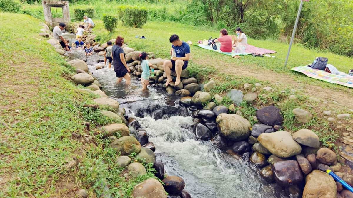 溪道不大、水池不深，很適合小朋友戲水遊玩。（圖片來源：Darren蘋果樹旅遊玩樂誌）