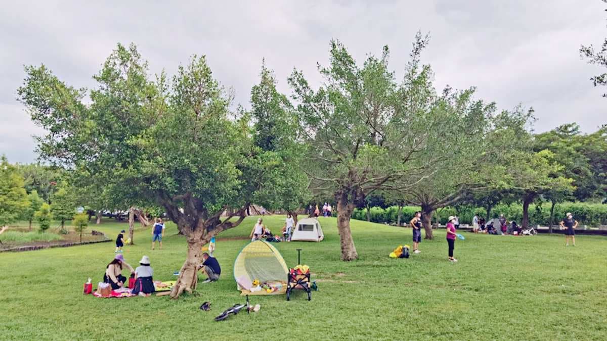 不少人會在陰涼處野餐，享受湖光山色美景。（圖片來源：Darren蘋果樹旅遊玩樂誌）