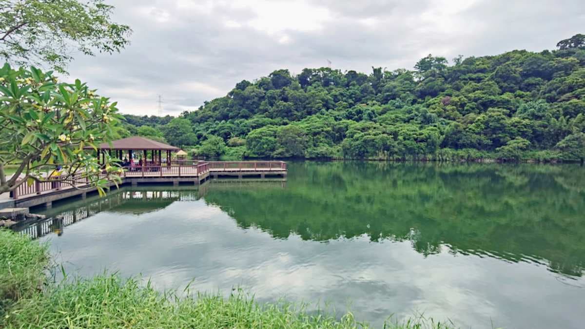 三坑自然生態公園緊鄰石門水庫大漢溪畔。（圖片來源：Darren蘋果樹旅遊玩樂誌）