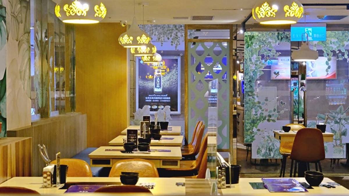 店內裝潢使用許多泰式元素擺件，像是木質餐桌椅、皇室風格的吊燈等。（圖片來源：艾家主婦）
