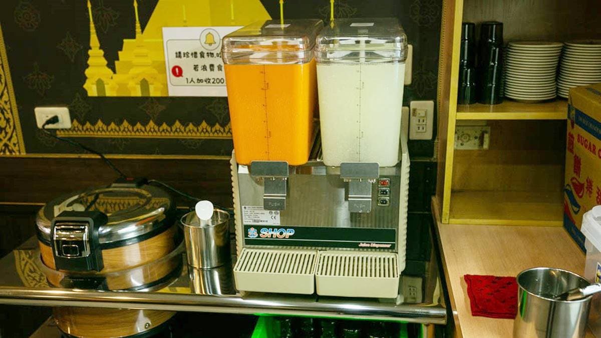 自助區提供白飯、泰式奶茶、檸檬汁、西米露、冰品無限供應。（圖片來源：圍事小哥的幸福相框）