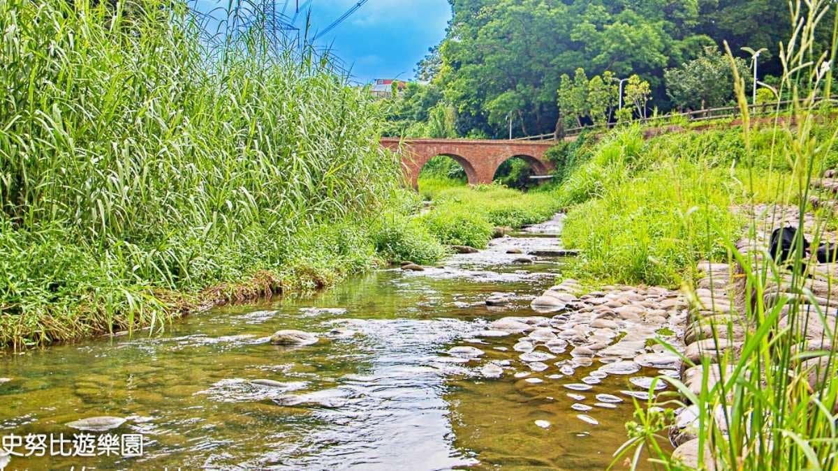 靠近高低落差之處會形成小小瀑布。（圖片來源：史努比遊樂園）