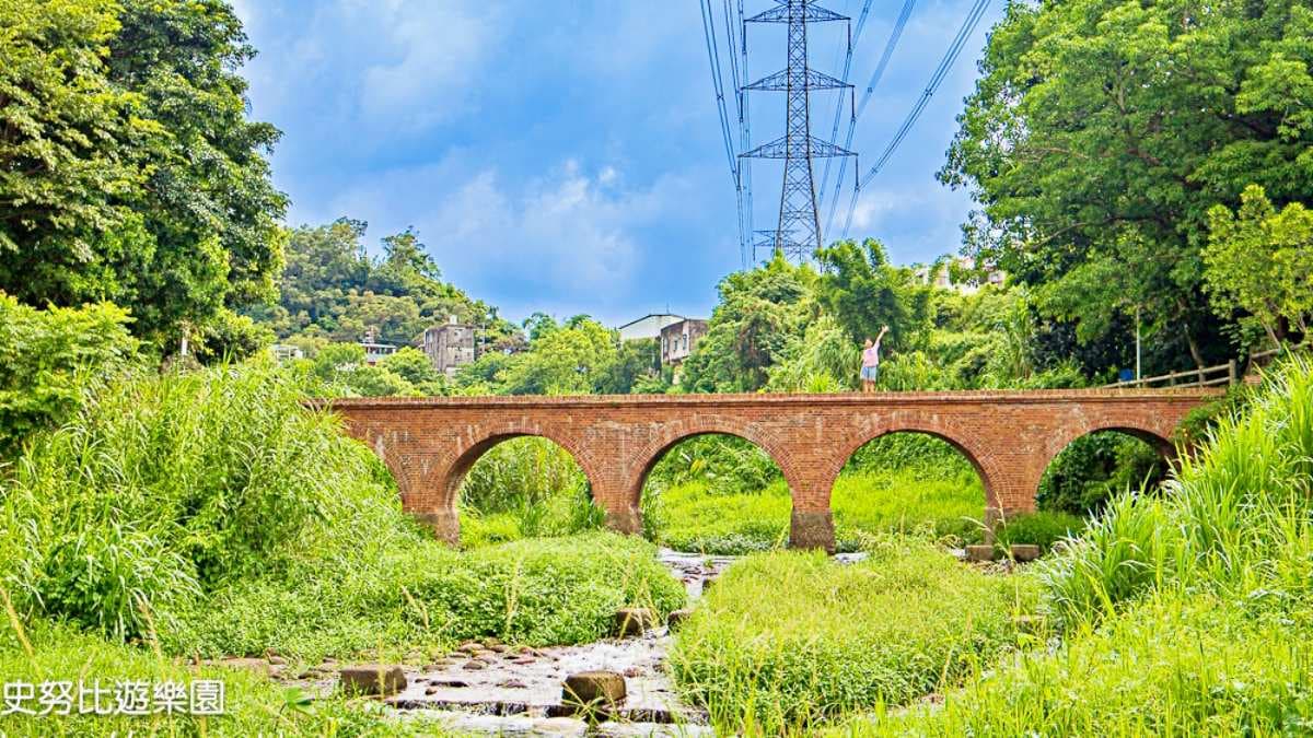 大平紅橋共有５座橋拱，造型簡單優雅。（圖片來源：史努比遊樂園）