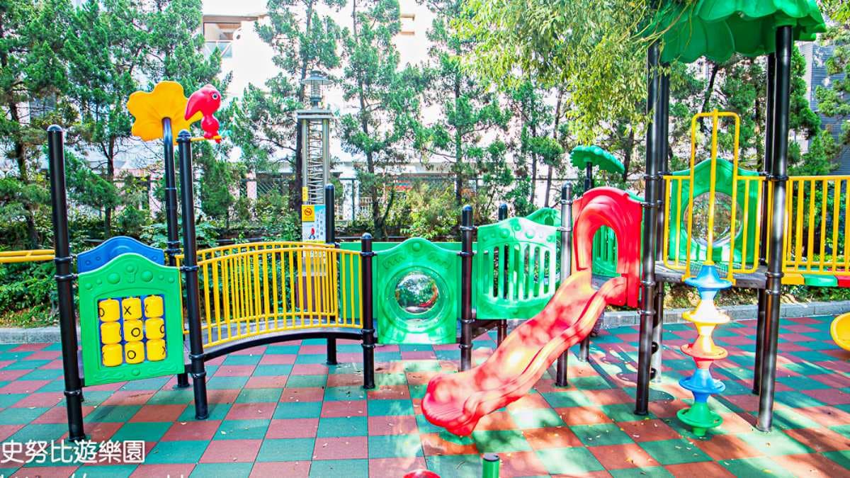 溜滑梯綜合遊具、旋轉椅、搖搖馬通通都能玩。（圖片來源：史努比遊樂園）