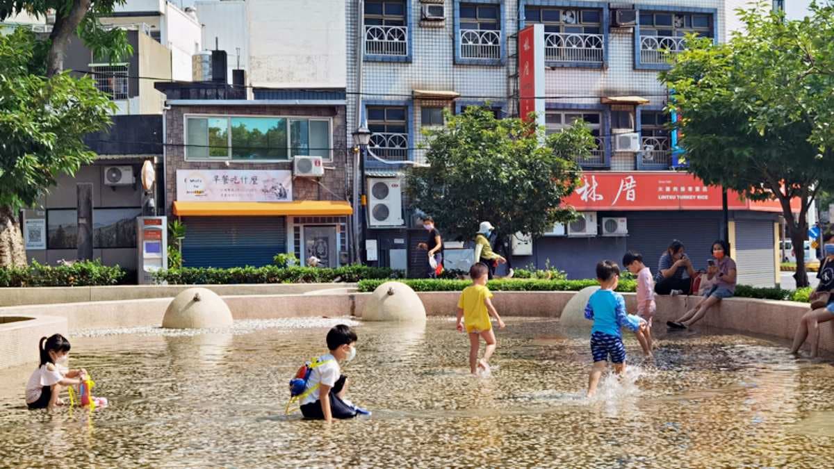 許多小朋友都會帶自己的水槍來玩水。（圖片來源：Darren蘋果樹旅遊玩樂誌）