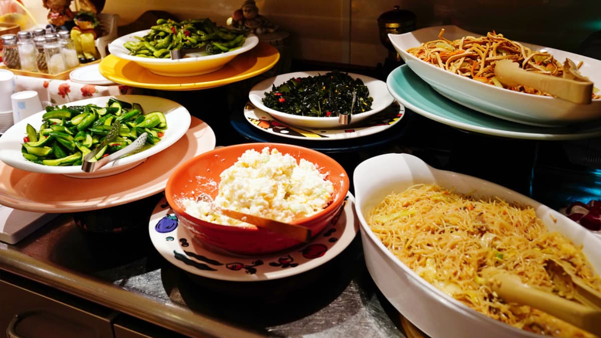 點排餐就能無限享用熱炒、玉米濃湯、水果、甜點、冰淇淋等自助吧。（圖片來源：海綿飽飽的鳳梨城堡）