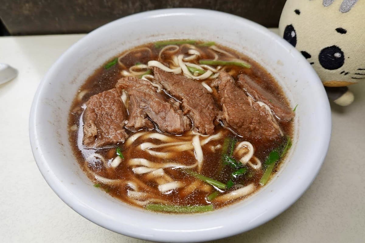 牛肉麵老店暴紅!爽嗑台北最大條牛筋、佛系10元小菜,濃郁紅燒湯底饕客最愛 牛肉麵老店暴紅!爽嗑台北最大條牛筋、佛系10元小菜,濃郁紅燒湯底饕客最愛