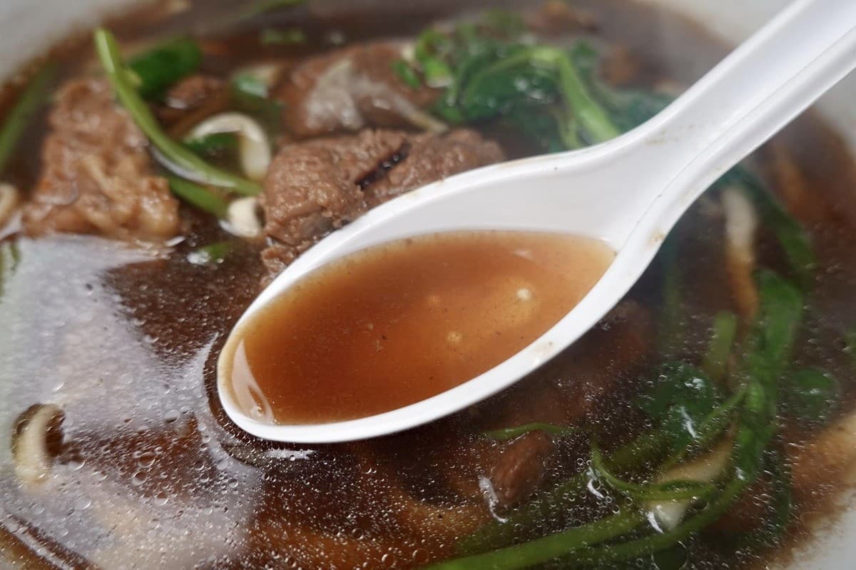牛肉麵老店暴紅!爽嗑台北最大條牛筋、佛系10元小菜,濃郁紅燒湯底饕客最愛 牛肉麵老店暴紅!爽嗑台北最大條牛筋、佛系10元小菜,濃郁紅燒湯底饕客最愛