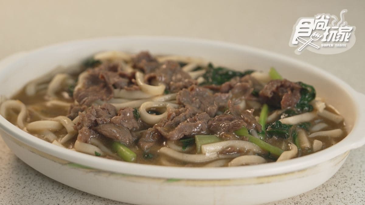 「羊肉炒麵」麵條還帶有肉香，吃起來很過癮。