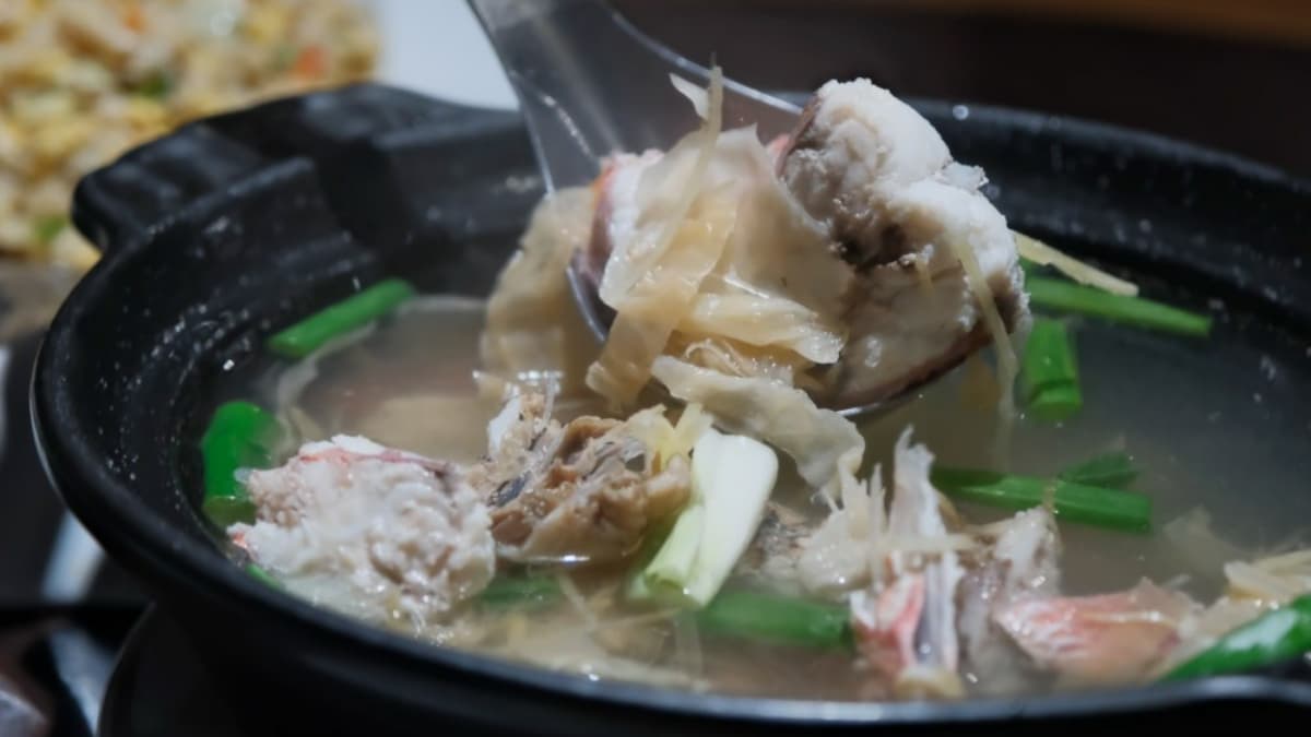 「高麗菜乾時令魚湯」使用當季的鮮魚及高麗菜乾。（圖片來源：艾家主婦）