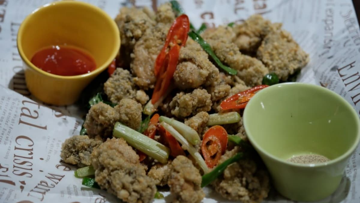 「塔香酥鮮蚵」巨無霸的鮮蚵搭配酥脆的外皮，很過癮。（圖片來源：艾家主婦）
