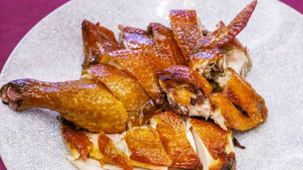 「油淋脆皮雞」又酥又香，雞肉仍保有肉汁，絲毫不乾柴，頗受老饕讚譽。（圖片來源：陳小可的吃喝玩樂）