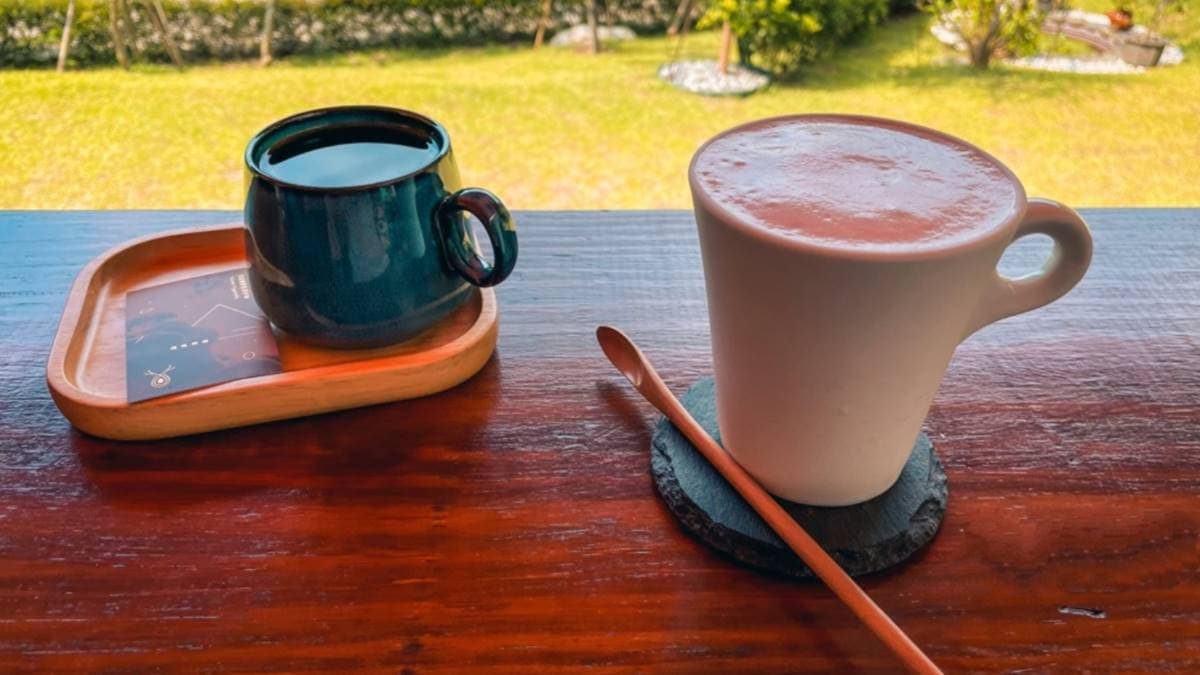 鹿點咖啡千瀑店每到夏天就會很熱門，因為附近有清涼玩水景點。（圖片來源：大手牽小手。玩樂趣）