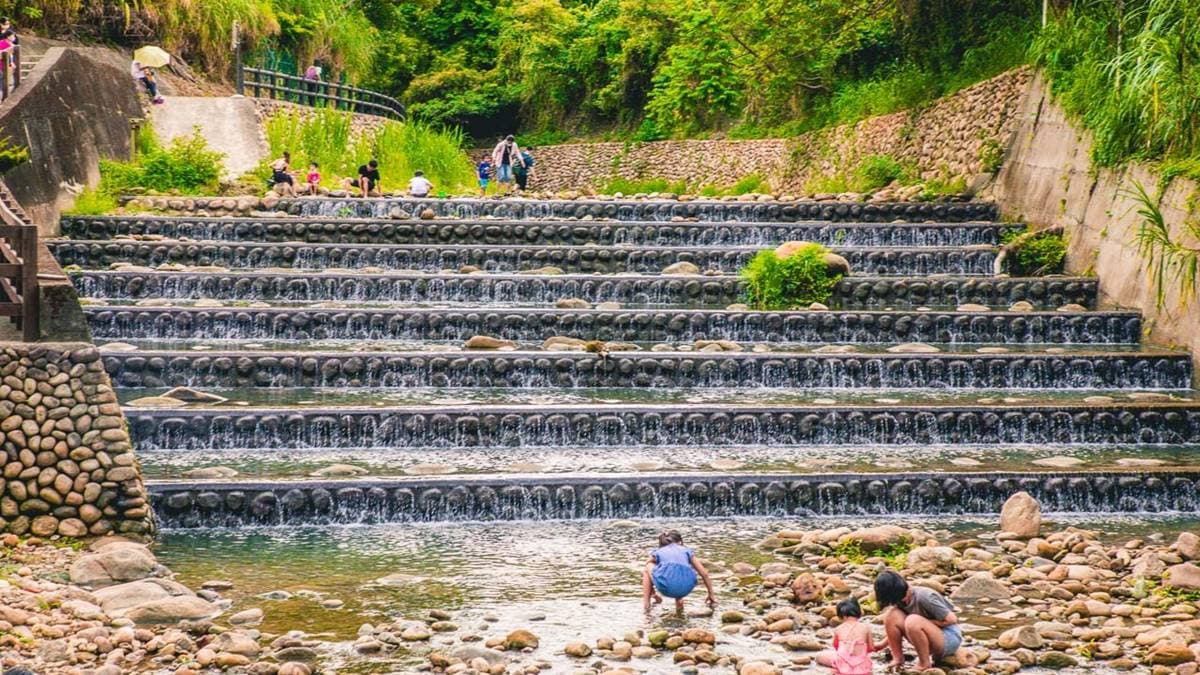 咖啡廳附近就是有名的玩水景點「龍潭千層瀑布」。（圖片來源：大手牽小手。玩樂趣）