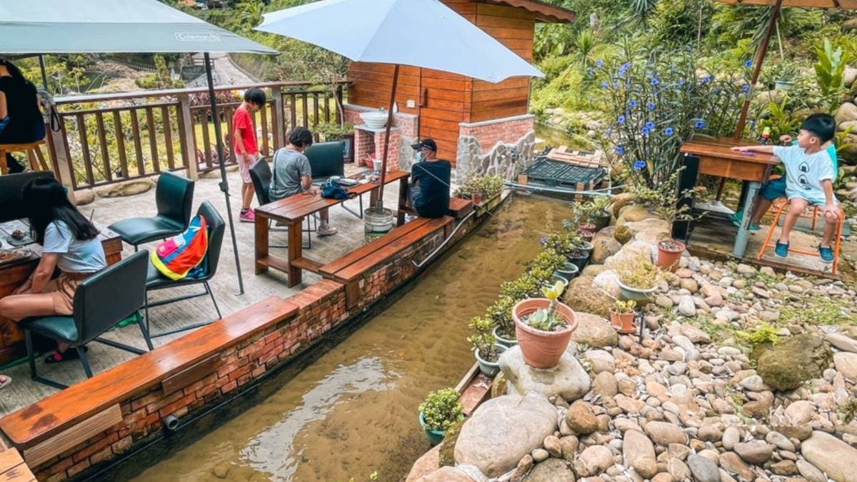 店裡設有有專屬泡腳區，可以邊喝咖啡邊泡腳消暑。（圖片來源：大手牽小手。玩樂趣）