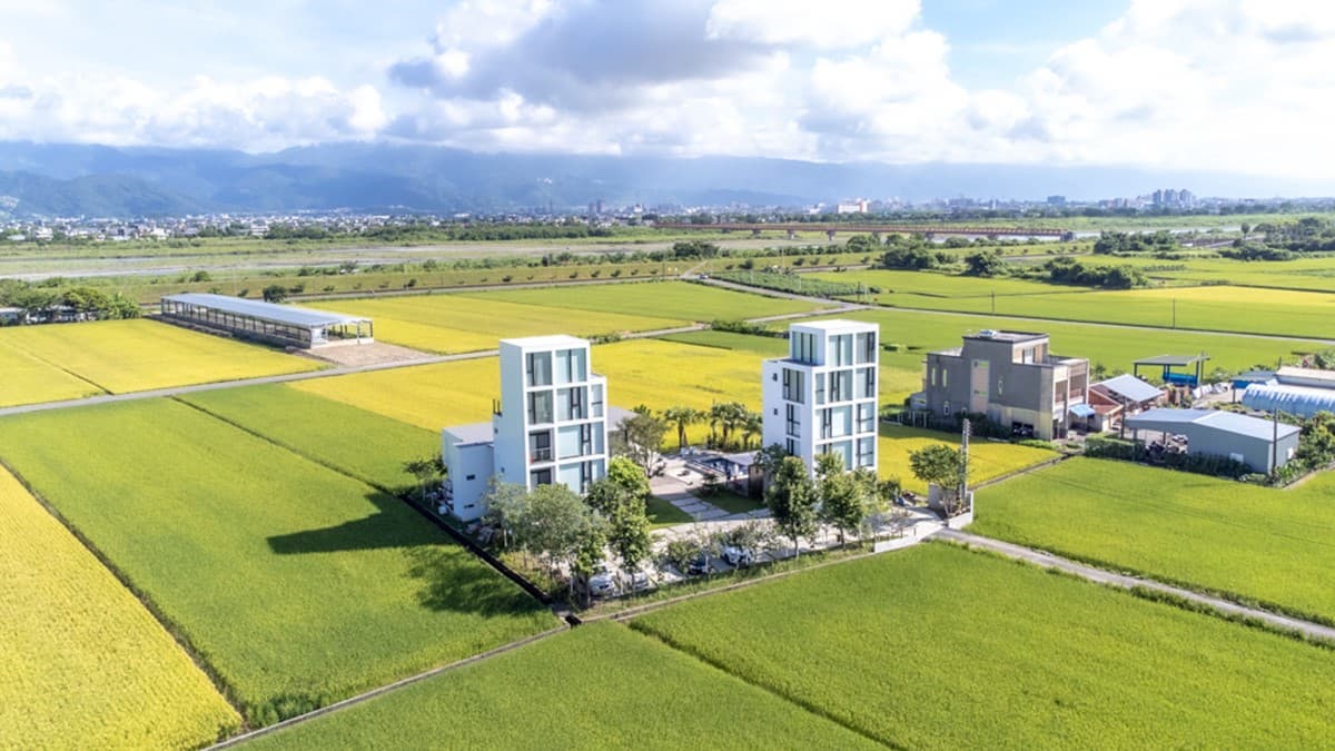 民宿矗立於宜蘭稻田間，盡是自然風光。（圖片來源：卡夫卡愛旅行）
