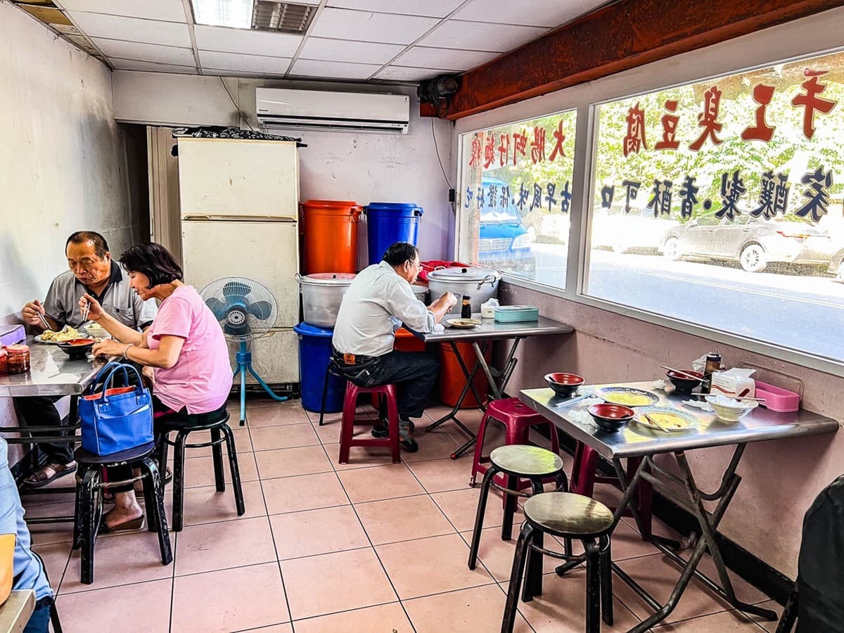 新北鄉親不想說!網友激推「排隊臭豆腐」臭香有勁,大碗公麵線滿滿都是料 新北鄉親不想說!網友激推「排隊臭豆腐」臭香有勁,大碗公麵線滿滿都是料