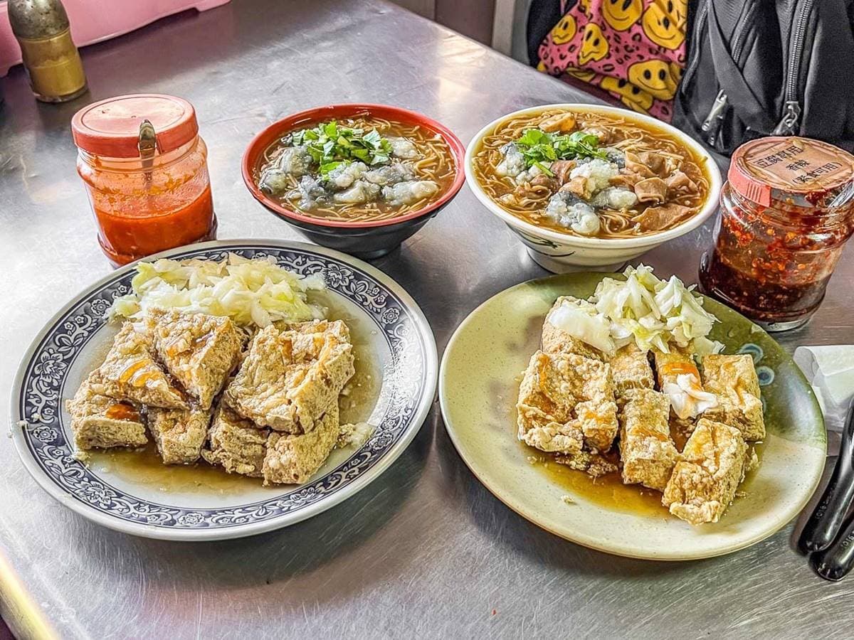 新北鄉親不想說!網友激推「排隊臭豆腐」臭香有勁,大碗公麵線滿滿都是料 新北鄉親不想說!網友激推「排隊臭豆腐」臭香有勁,大碗公麵線滿滿都是料
