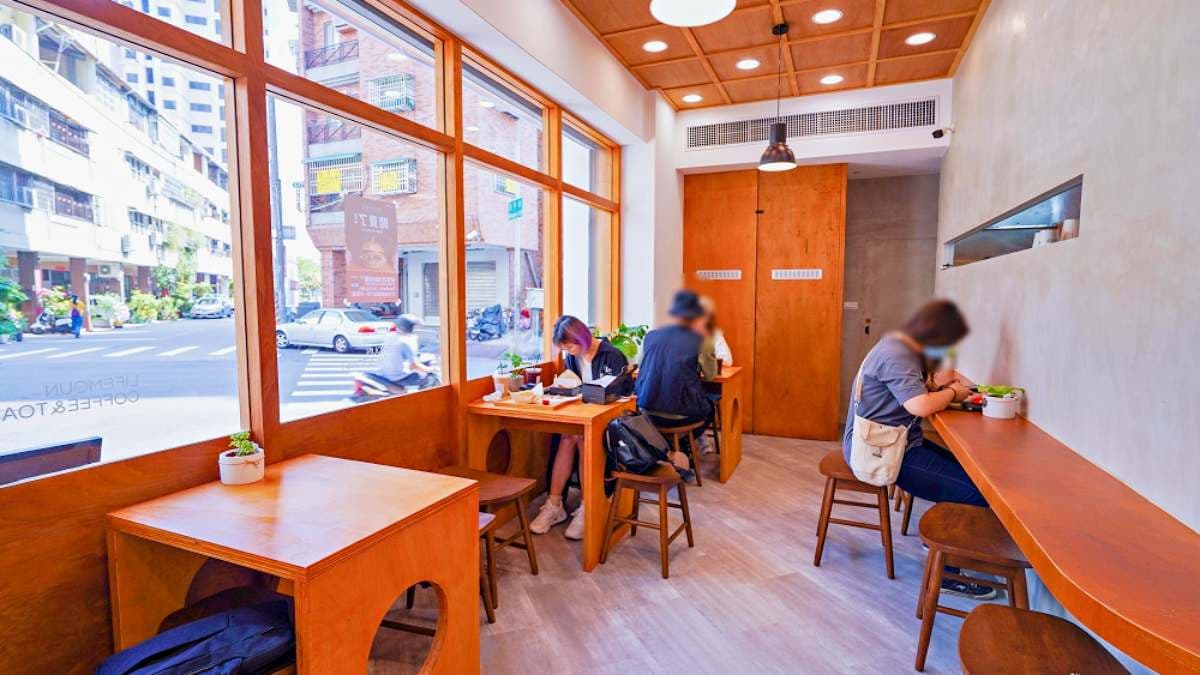 店內空間不大，有５張２人桌，還有幾個吧檯座位。（圖片來源：刹有其食）