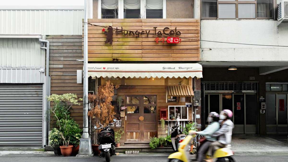 「愛吃借口火烤漢堡」鄰近審計新村與勤美誠品。（圖片來源：小米食）