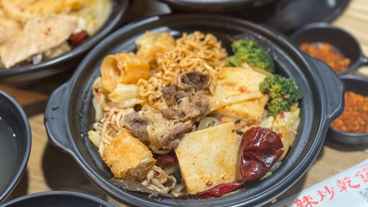 「牛五花肉片」裡面包含火鍋料、蒟蒻、金針菇、高麗菜等食材。（圖片來源：花露露の花花世界）