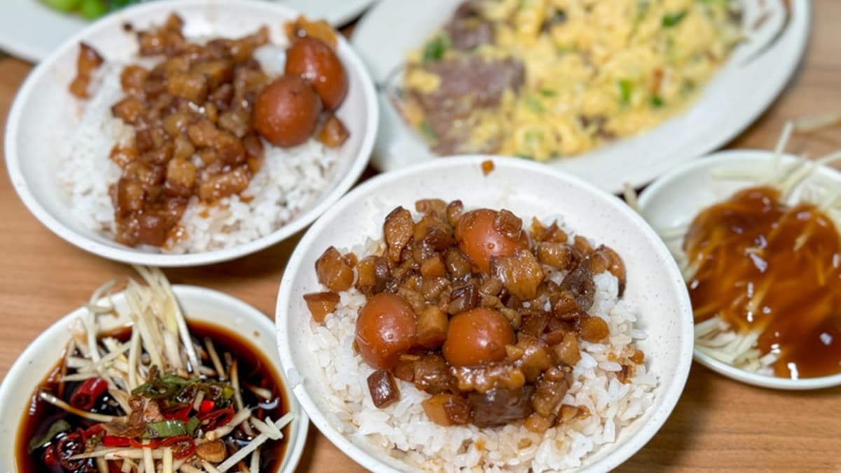 只要到店裡內用，點購１碗牛肉湯，還可以享用肉燥飯免費吃到飽！（圖片來源：花露露 の花花世界）