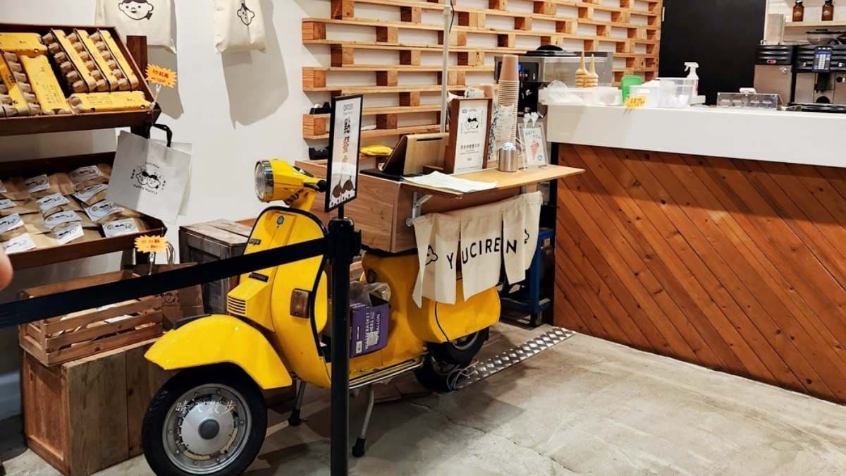 點餐處是輛復古的黃色偉士牌機車造型攤車。（圖片來源：剎有其食）
