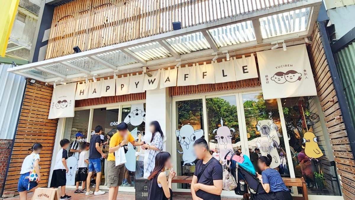 「魚刺人雞蛋糕（審計旗艦店）」位在民生路、中興街交叉口，就在審計新村正對面。（圖片來源：剎有其食）
