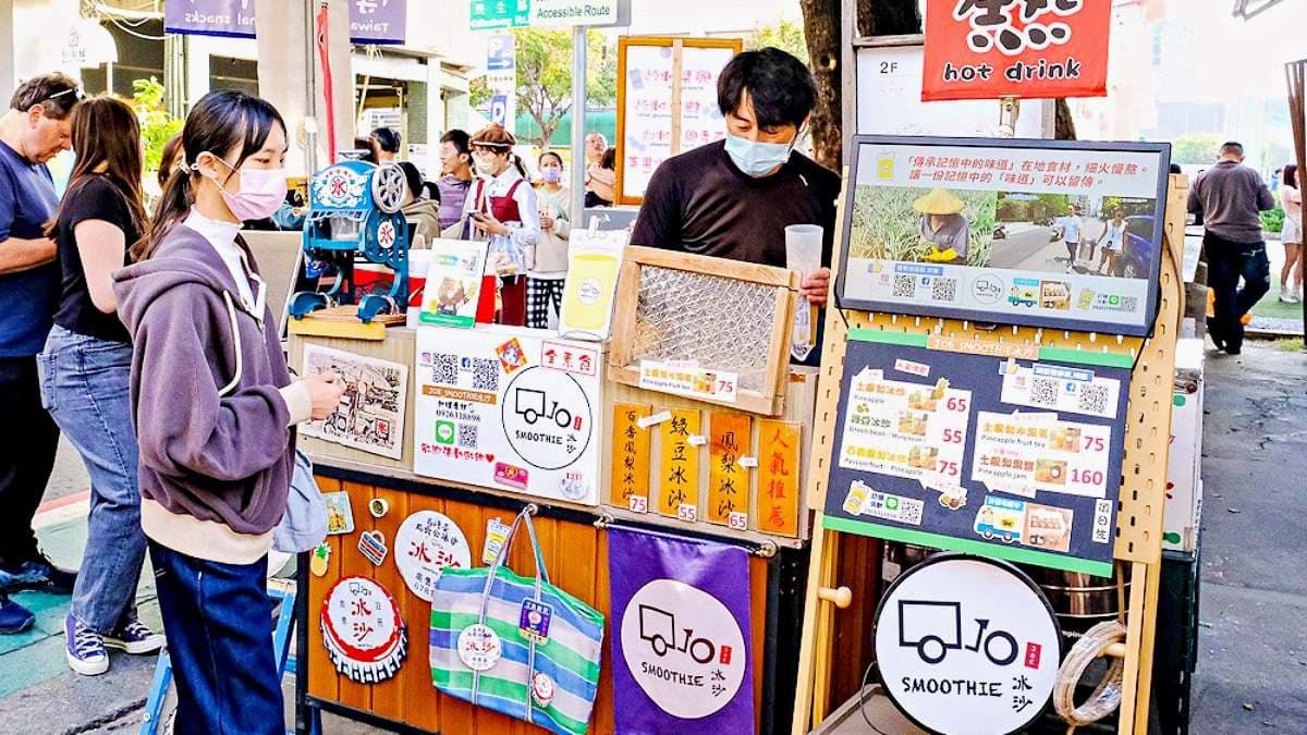 「JOE_SMOOTHIE冰沙」攤車位於民生路與中興街口處。（圖片來源：霸子。食樂拼圖）