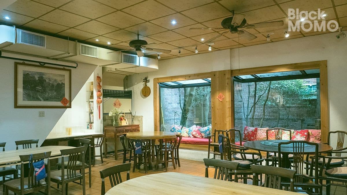 用餐環境是古早味田園風格，以農家道具、客家老物佈置。（圖片來源：黑哥桃繽紛假期）