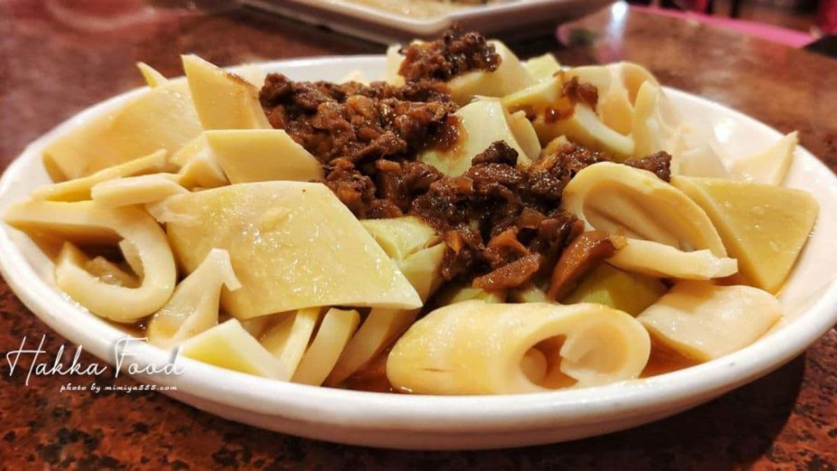 「客家燜筍」大塊竹筍口感鮮嫩，加點肉燥一起吃，就是最迷人的客家滋味。（圖片來源：下一站，天涯）