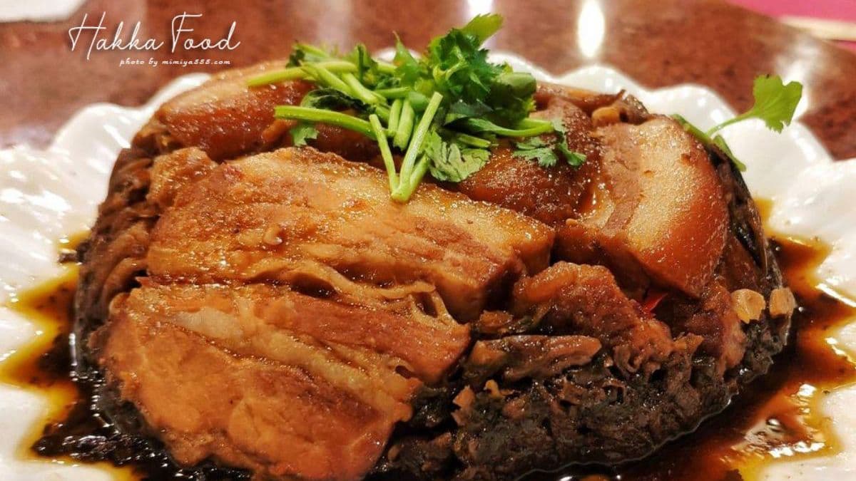 「梅干扣肉」豬肉不肥不膩，配著白飯吃很下飯。（圖片來源：下一站，天涯）