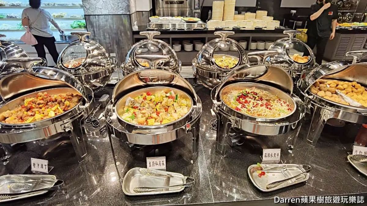 自助吧有熟食、火鍋食材、小菜、冰品、甜點、飲料無限供應。（圖片來源：DARREN蘋果樹旅遊玩樂誌）