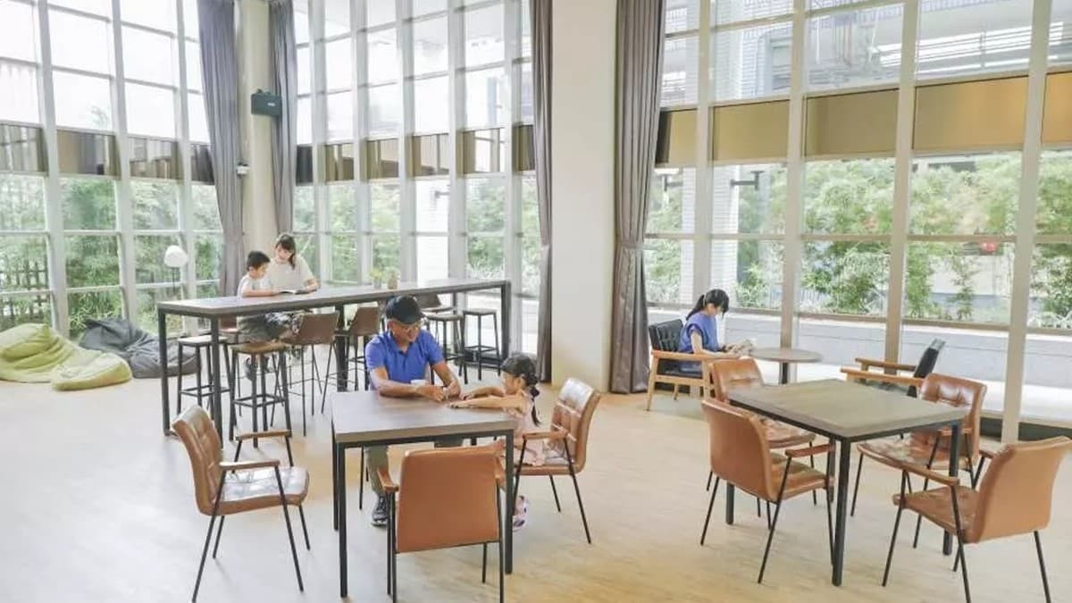用餐空間有大面落地窗，可欣賞外頭的綠意。（圖片來源：台北捷運公司）