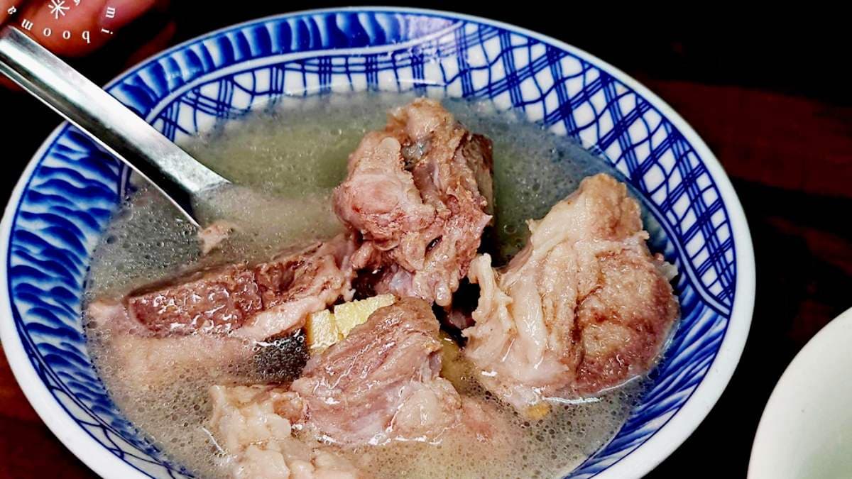 肉骨湯有滿滿的肉塊，還能喝到大骨精華。（圖片來源：米寶麻幸福滿載）