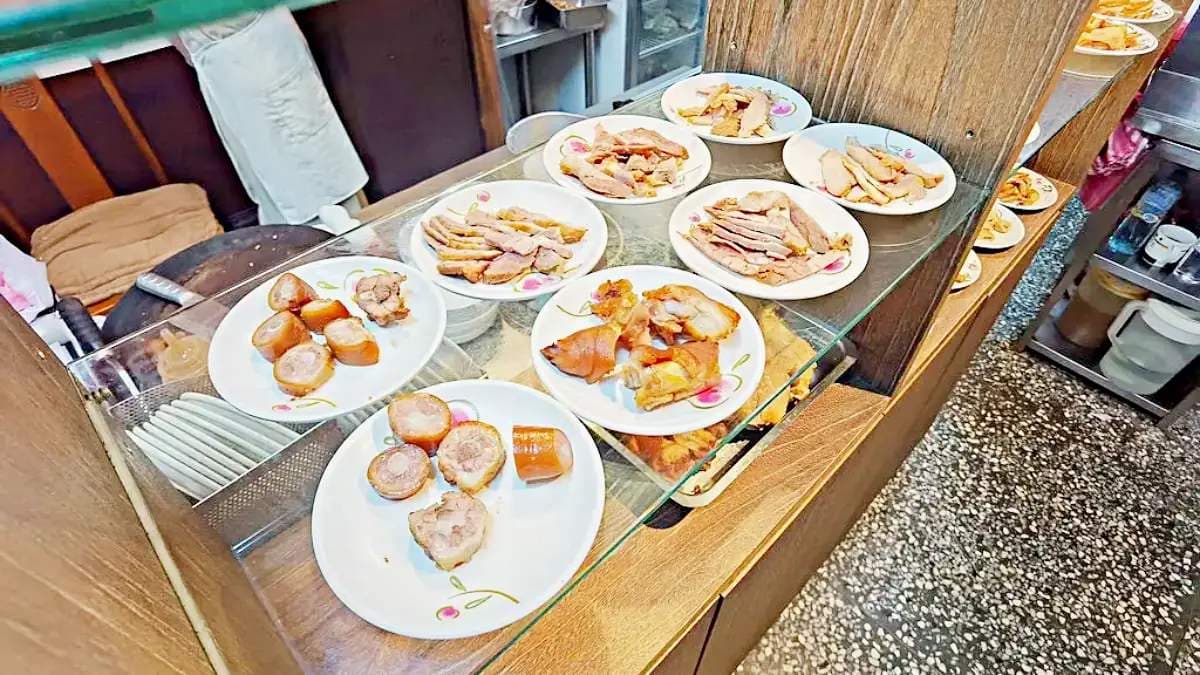 想吃小菜可以在小菜櫃內挑選。（圖片來源：DARREN蘋果樹旅遊玩樂誌）
