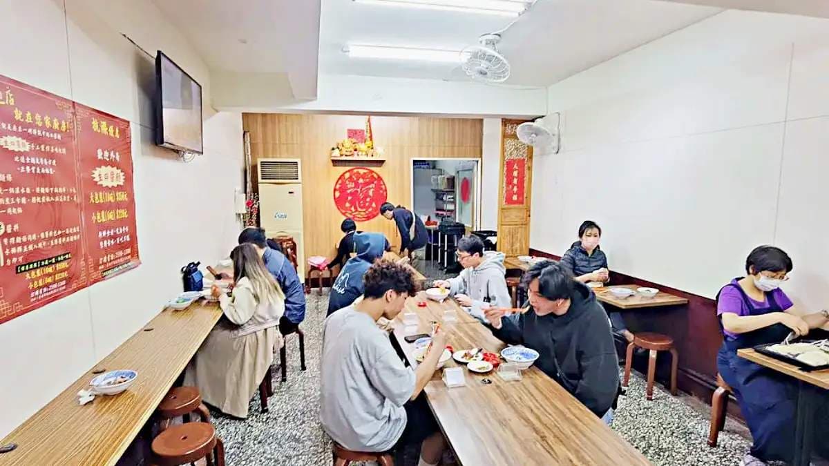 用餐座位主要以長桌為主。（圖片來源：DARREN蘋果樹旅遊玩樂誌）