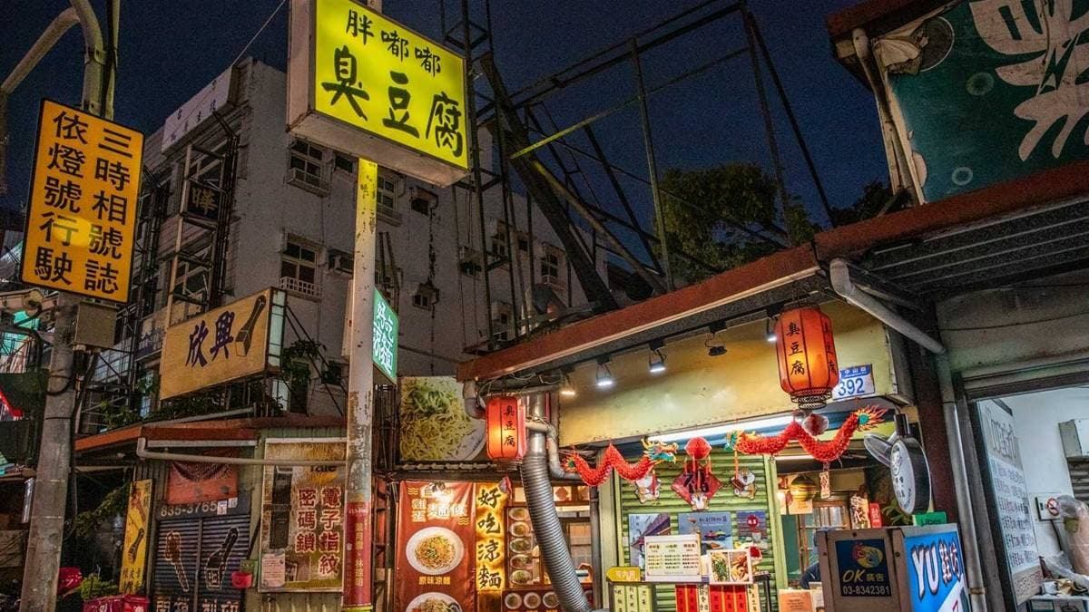 店面位在花蓮市中山路與建國路口，是熱門的排隊宵夜。（圖片來源：大手牽小手。玩樂趣）