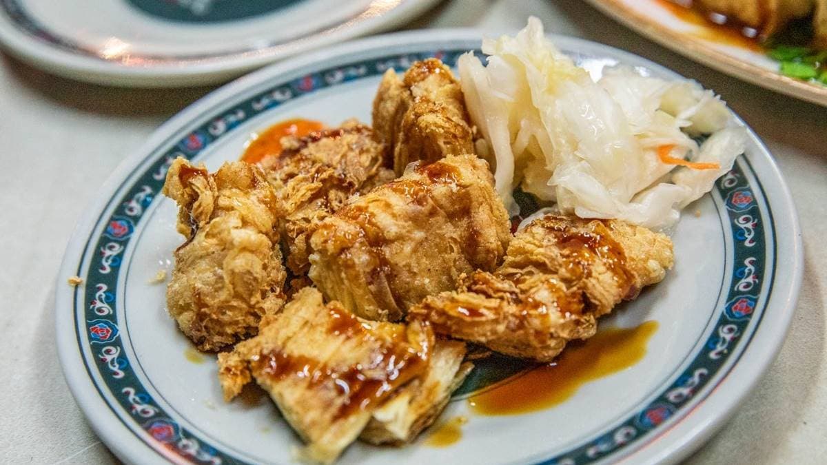炸豆包也是推薦必點，清爽不油膩，可以吃到酥脆多層次的口感以及豆香。（圖片來源：大手牽小手。玩樂趣）