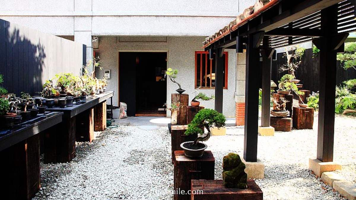 店主在傳統天井庭院，打造墨色基調的日式景觀。（圖片來源：Upssmile向上的微笑萍子）